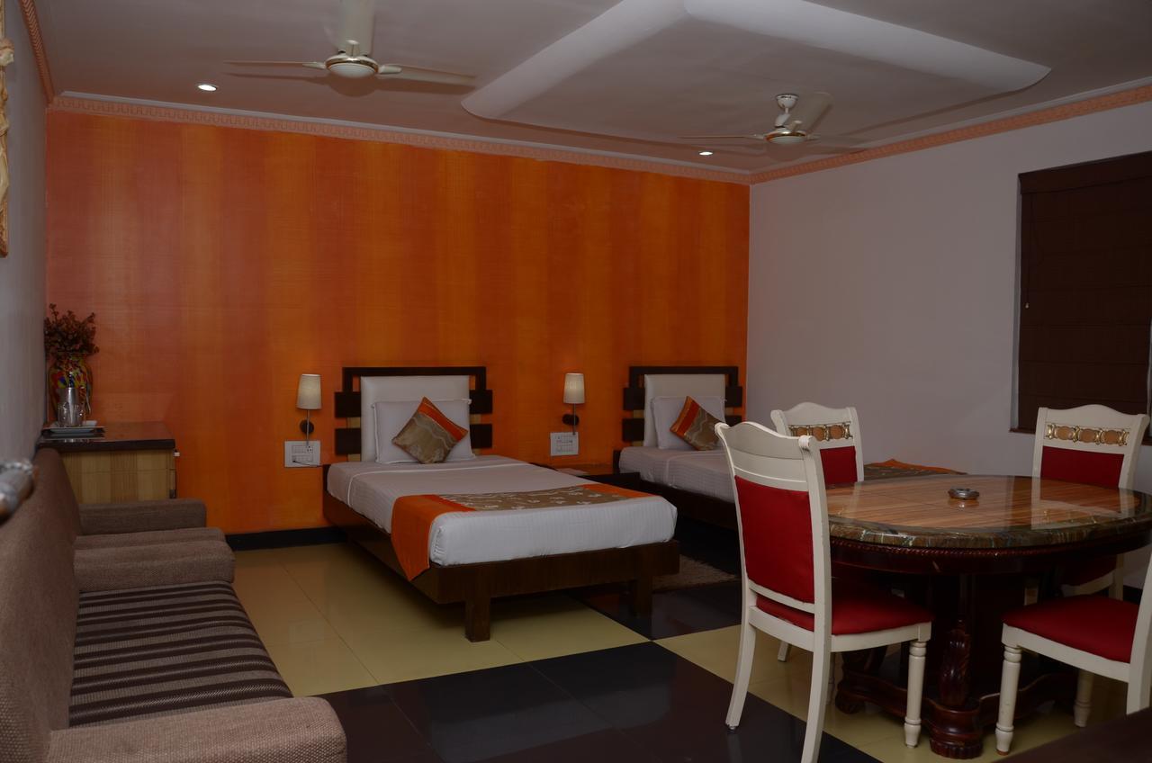 Hotel Rahul Deluxe Нагпур Екстериор снимка