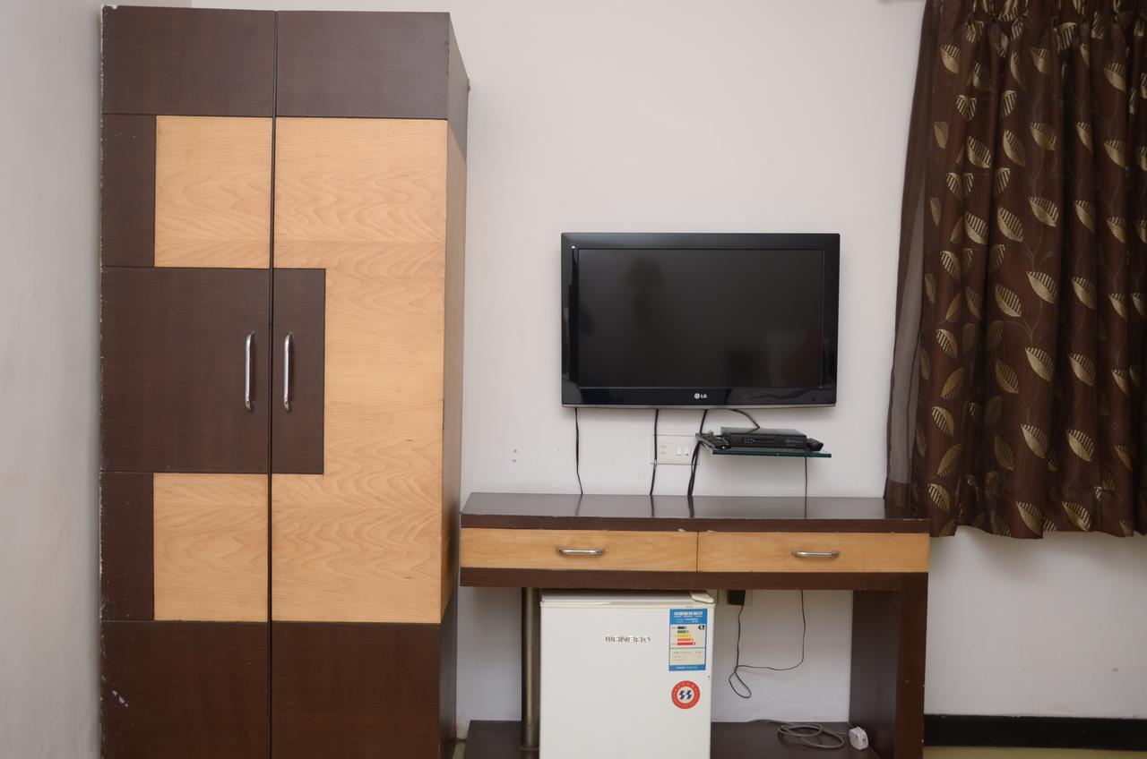Hotel Rahul Deluxe Нагпур Екстериор снимка